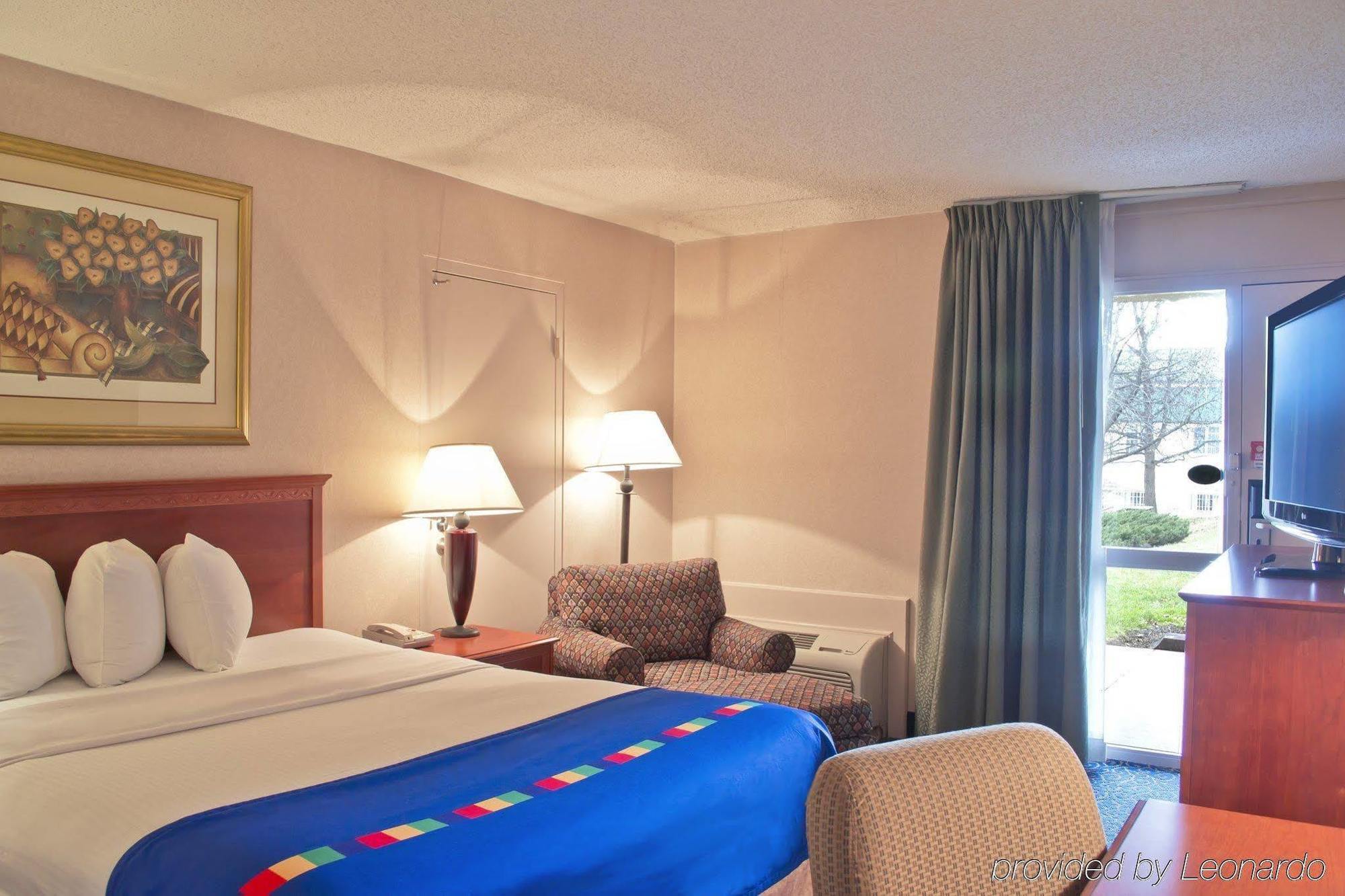 Park Inn By Radisson Harrisburg West 梅卡尼克斯堡 客房 照片